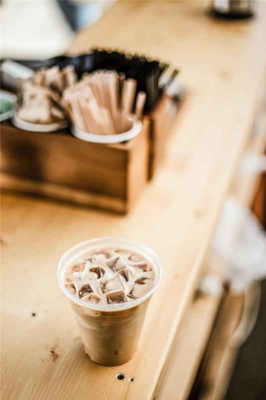 recept na ľahké smoothie na kávu, ako pripraviť studené latte s kockami ľadu a instantnou kávou
