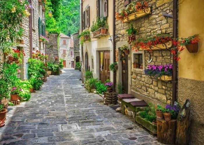 ITALIEN - 23 JUNI 2014: Typisk italiensk gata i en liten provinsstad i toskanska, Italien, Europa