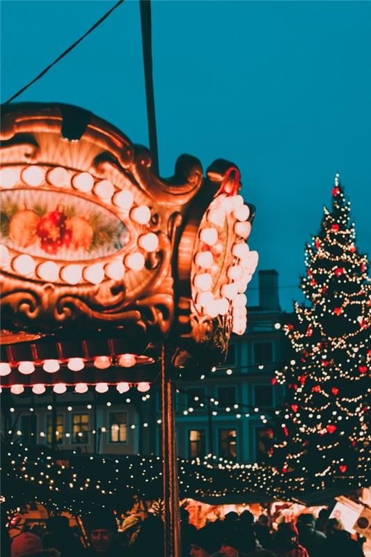 Nápad na fotografiu zámku obrazovky s vianočnou tematikou, veselý vianočný obraz s vonkajšou výzdobou a veľkým stromom