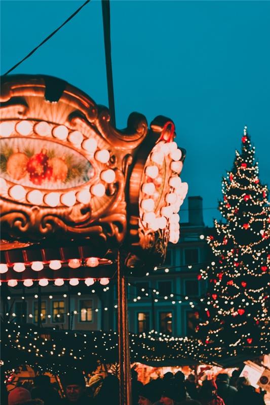 Jultema skärmlåsfotoidé, god julbild med utomhusdekoration och stort träd