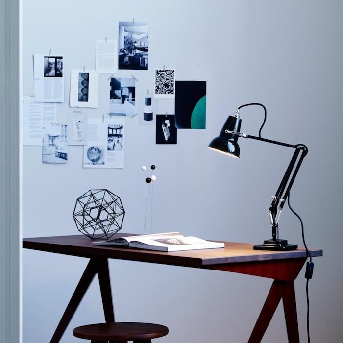 مساحة عمل أصلية ، مكتب خشبي ، كرسي خشبي ومصباح تصميم أسود ، طراز صناعي