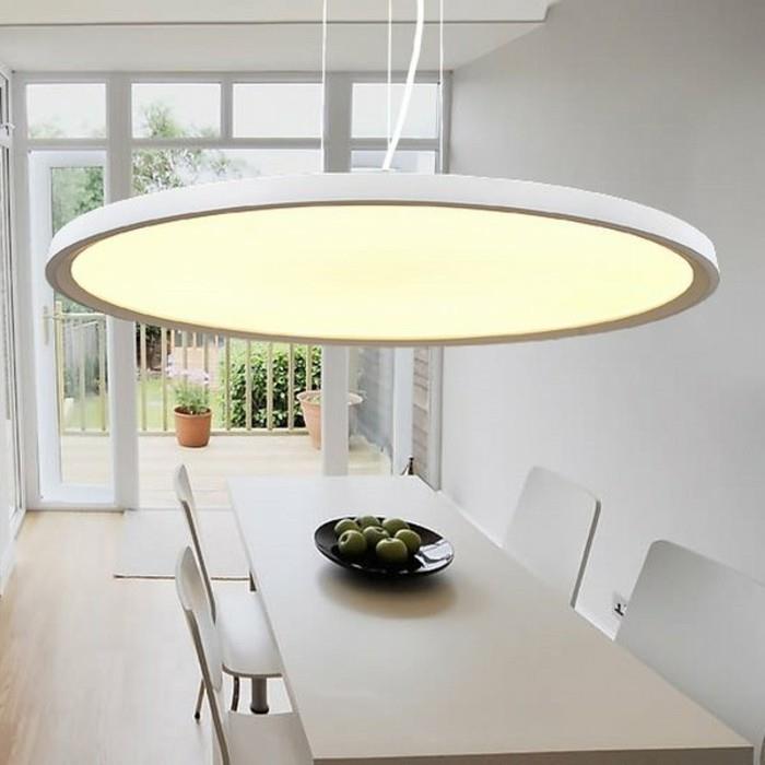 led-belysning-beige-stolar-led-lampa-vardagsrum-möbler-idé-armatur-led-vita-stolar