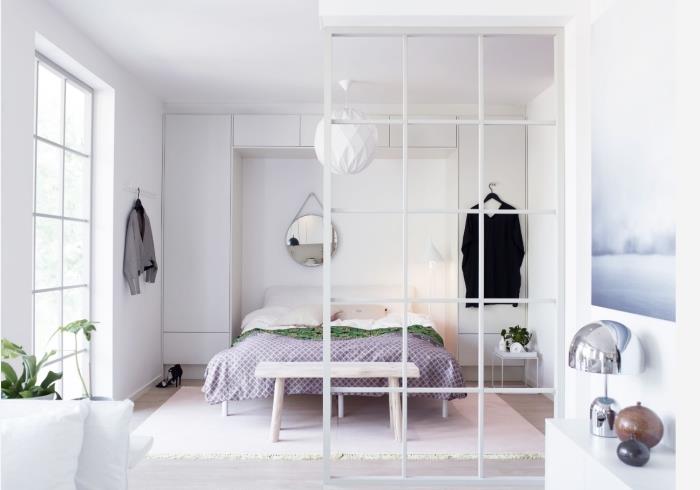 vit kvinna sovrumsinredning, inredning i minimalistisk stil med ljusa trämöbler, målaridéer för sovrum
