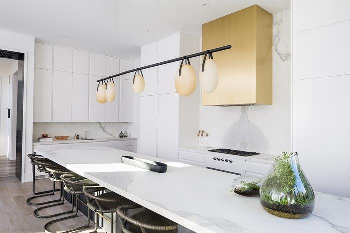 závesné svietidlo moderný dizajn matná zlatá kuchyňa biely mramor čierne barové stoličky biely mramor splashback