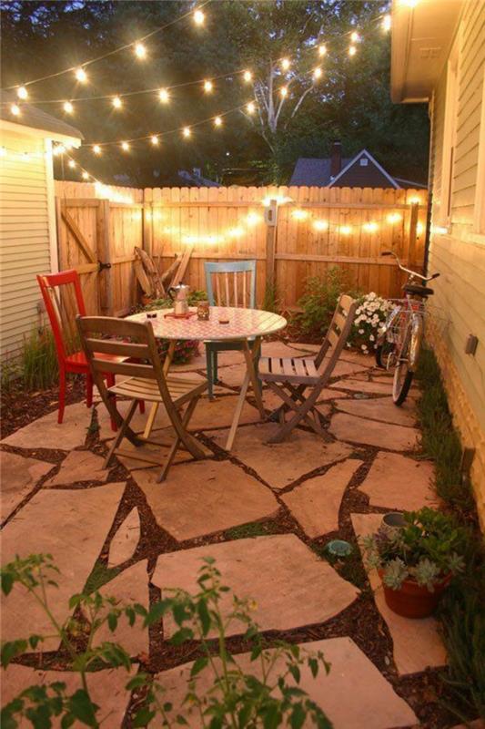 utomhusbelysning-trädgård-utomhusbelysning-trädgårdsmöbler-träbord och stolar