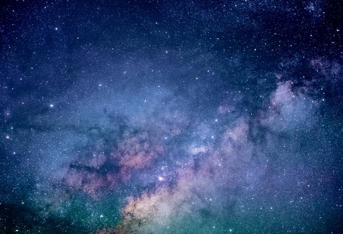 خلفية فنية لتخصيص جهاز الكمبيوتر الخاص بك ، فكرة خلفية أصلية على سمة المجرة مع صورة السماء المرصعة بالنجوم