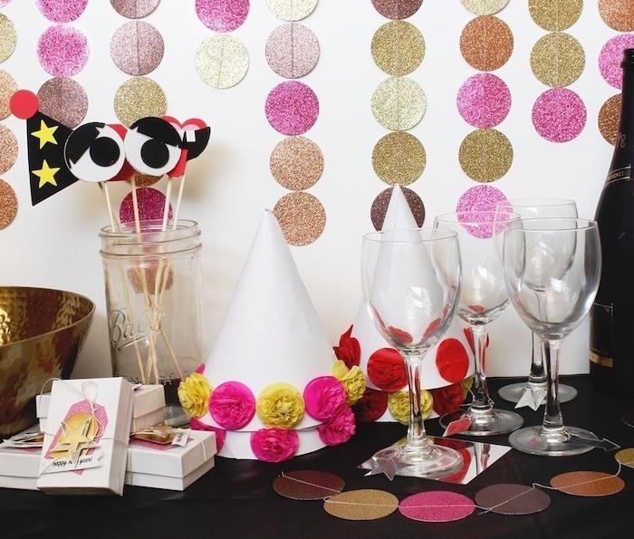 glittercirklar krans för att dekorera en vägg, pappershattar dekorerade med färgglada pappersblommor, fotoglasögon, temafest