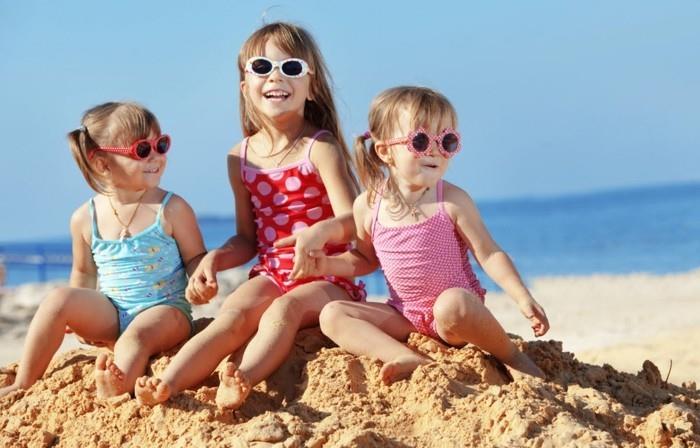 نظارات-اطفال-3-بنات-في-الشاطئ-مير-خلف-الحجم