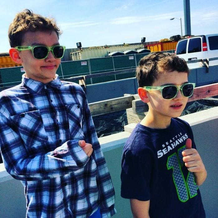 نظارة شمسية-طفل-شقيقان-على-كواي-الحجم