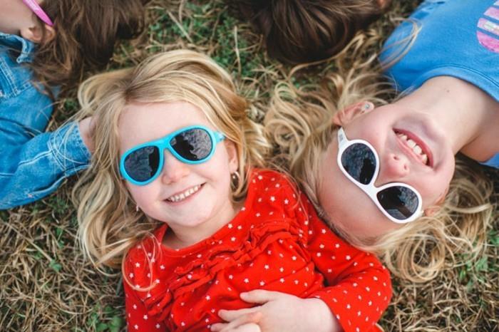 نظارة شمسية-طفل-طفلين-شقراء-بنات-لعب-بحجم ثانية