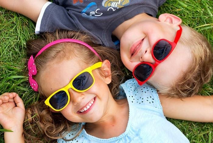 نظارة شمسية للأطفال بحجم 2 على العشب