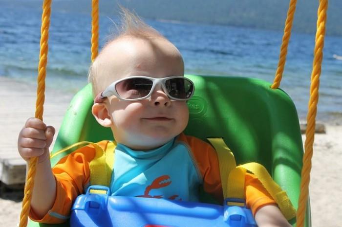 نظارة شمسية بيضاوية الشكل بلون فضي للأطفال