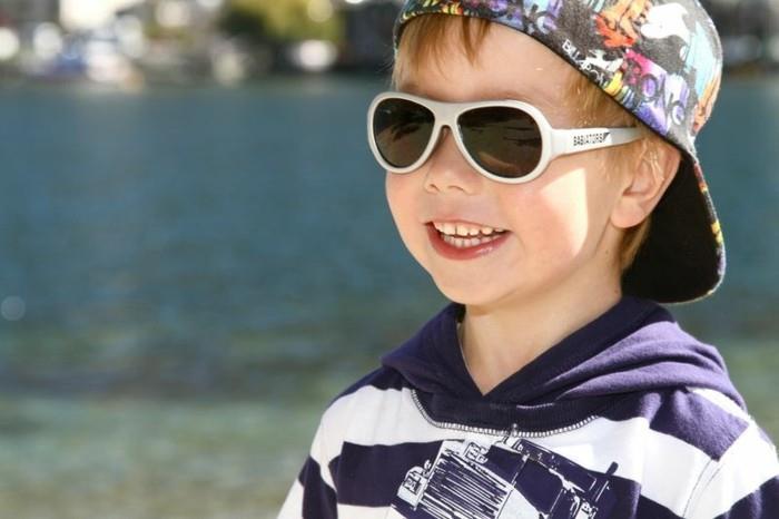 Happy-little-angel-child-sunglasses-resize. سعيد-ليتل-الملاك-الطفل-النظارات الشمسية-الحجم