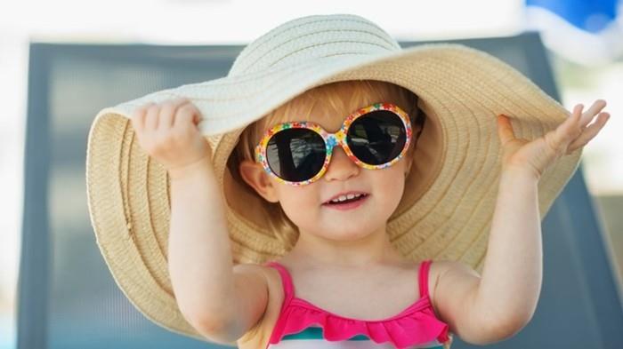 أميرة مع قبعة كبيرة من القش والنظارات الشمسية للأطفال