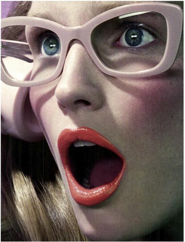 hrubé-ružové-rámové-okuliare-žena