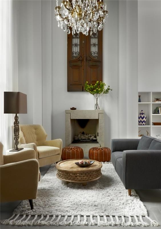 príklad, ako usporiadať malú obývačku na dĺžku, model malého dreveného konferenčného stolíka na bielom koberci so strapcami