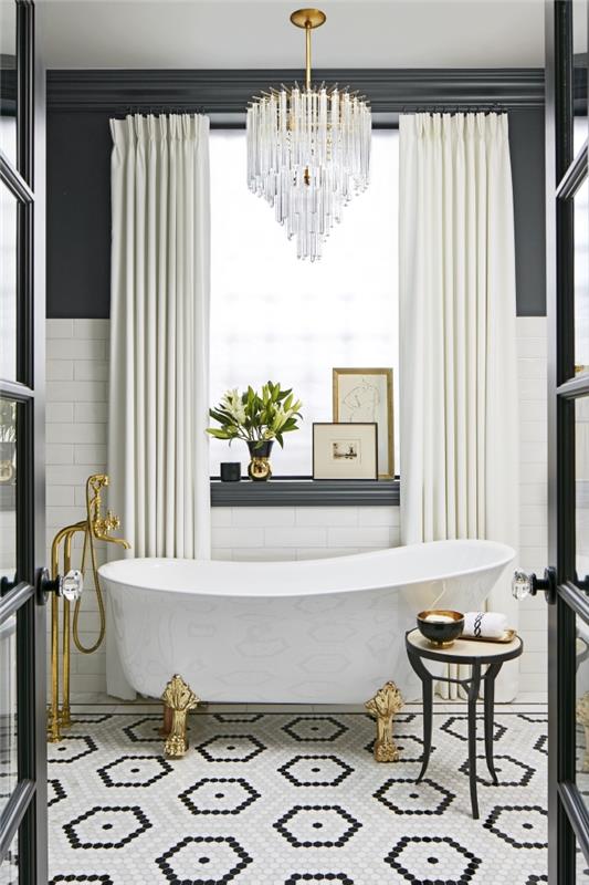 vacker badrumsmodell med begränsat utrymme dekorerad med stil och klass, vit fristående badkarmodell med gyllene fötter