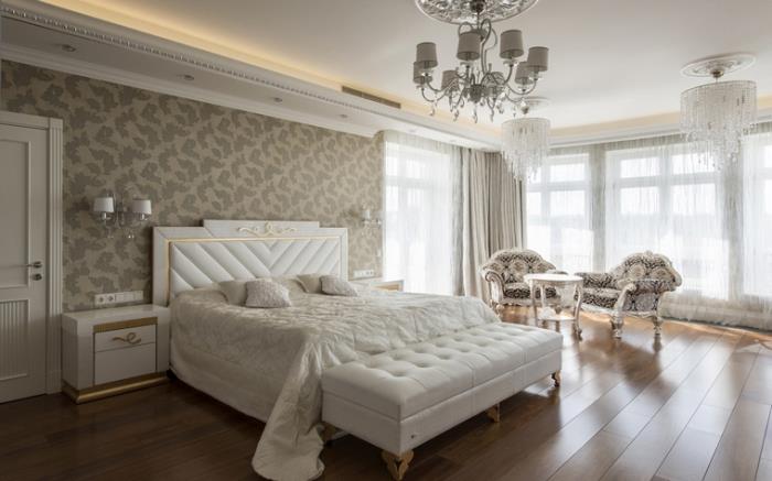 färg för föräldradesign sovrum med tapetväggar i neutrala nyanser och vita möbler