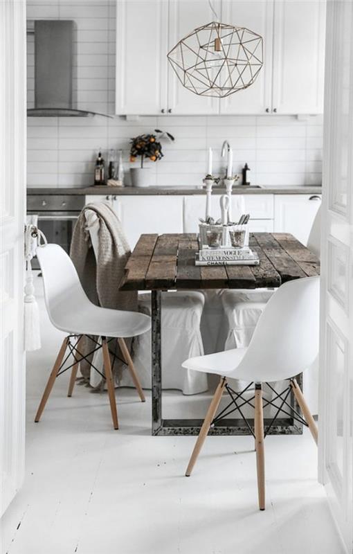 dizajnový luster-v-tepanom kove-biely-plastový-stolička-stôl-v-surovom-dreve-luster-luster