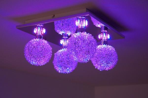 led-luster-so-svietiacimi glóbusmi