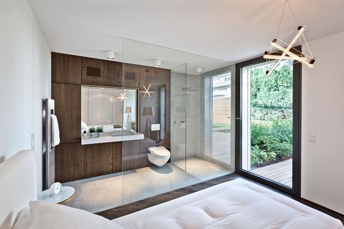 Moderná lustrová sklenená deliaca stena biela okrúhly nočný stolík hlavná spálňa s kúpeľňou v modernom dizajne