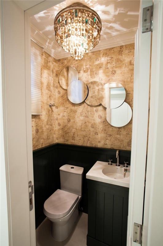 originálna dekorácia toalety, model toalety s dvojfarebnými stenami so zdobením steny so zrkadlami v tvare kruhov