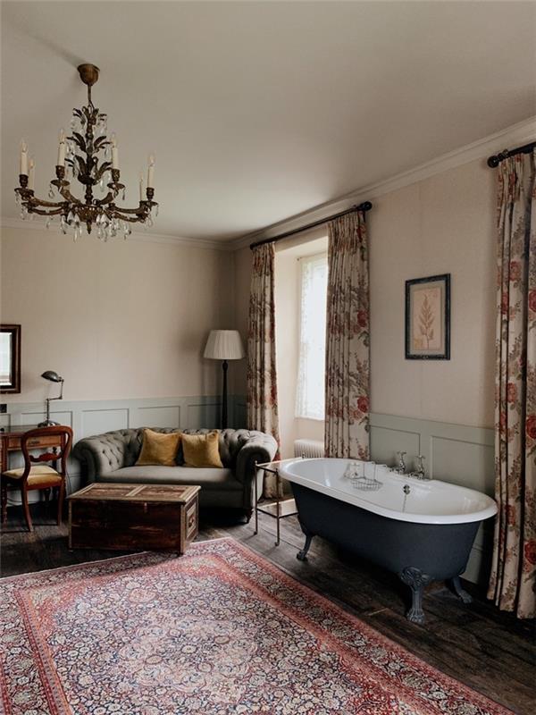 lustrový koberec etnické vzory sivá gombíková pohovka kúpeľňa hlavná spálňa stolové stoličky závesy kvetinové vzory