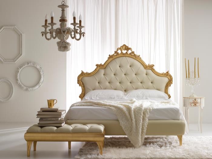 barockstil i det vuxna sovrummet med en beige säng och möbler av metalliska ytor, dekoration av vita väggar med vintage fotoramar