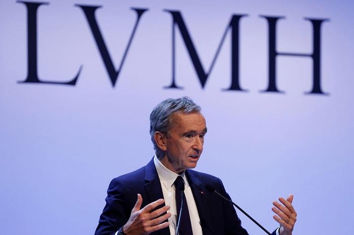 أعلن برنارد أرنو ، الرئيس التنفيذي لشركة LVMH ، أن مصانع المجموعة ستصنع هلامًا كحوليًا مائيًا مجانًا