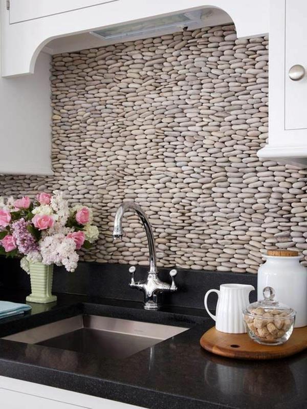 sten-av-inre-vägg-interiör-tvättställ-kök-blommor-naturstenar