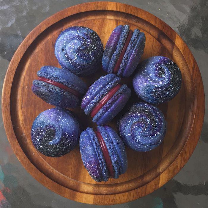 galaxie makrónky s čokoládovým krémom a dizajnom galaxie, čierno fialové a biele akcenty, malý francúzsky koláč