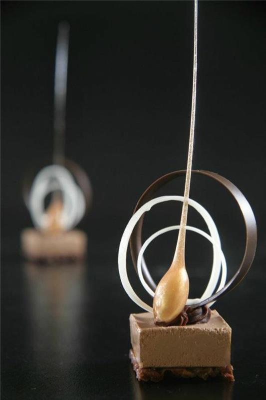 Skvelý jednoduchý individuálny nápad na prípravu dezertu s karamelovou čokoládou