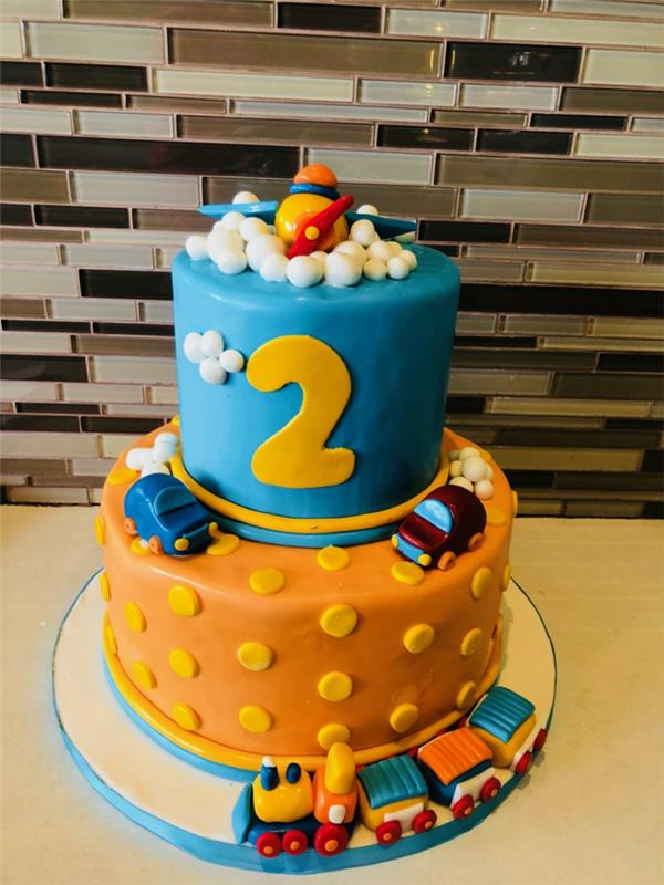 dvojposchodová narodeninová torta pre chlapca, figúrky do auta, narodeninová torta pre dvojročného chlapca