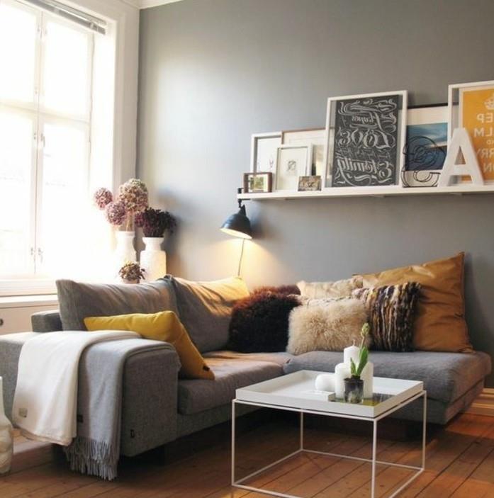 nádherná myšlienka-deko-obývacia-šedá-svetlo-šedá-steny-drevený-balíček-sivá-pohovka-biela-stôl-bohatý-dizajn-stena-dekor
