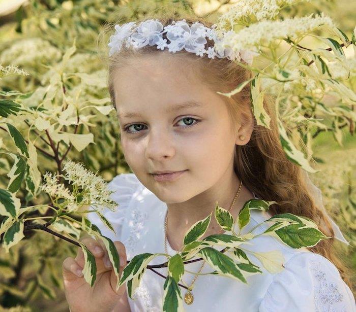 Dievčatko v záhradnom strihu, svadobný účes pre dievčatko, fotka dievčaťa korunky kvetu