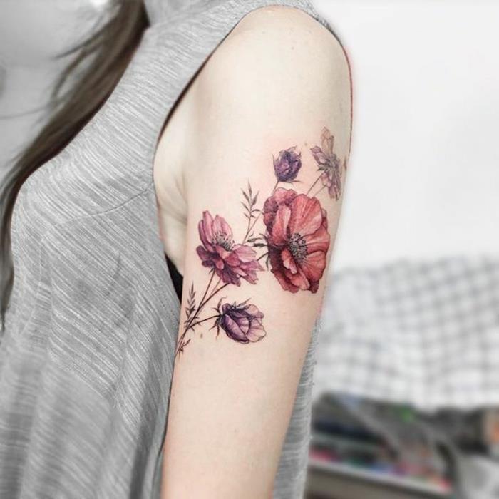 Roztomilé tetovanie ženy s tetovaním, čo znamená tulipán