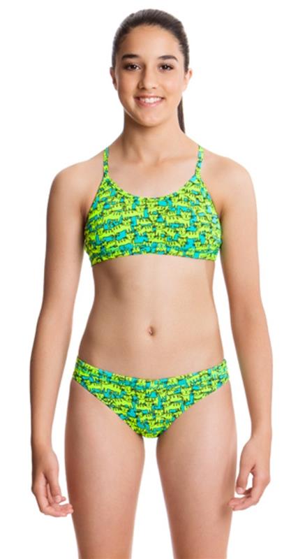 14-year-girl-swimsuit-France-السباحة-قطعتان-الحجم