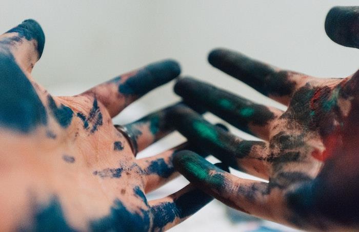 Flickaktigt tapet idé tumblr tapet natur tapet idé foto att använda händer med färg