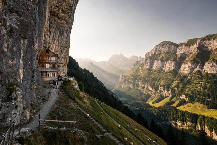 najkrajšia prírodná tapeta, trojposchodový drevený dom v skalách s nádherným výhľadom na hory
