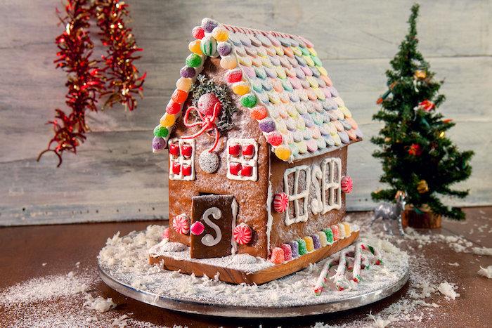 vilken julkaka man ska välja, juldeghus med dekoration av gummier och färgade godisar, sockergodis