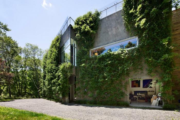 vertikálne pestovanie so zelenou stenou v palete, obytný priestor, dom s futuristickou architektúrou, strešná terasa so sklenenými a kovovými zábradliami