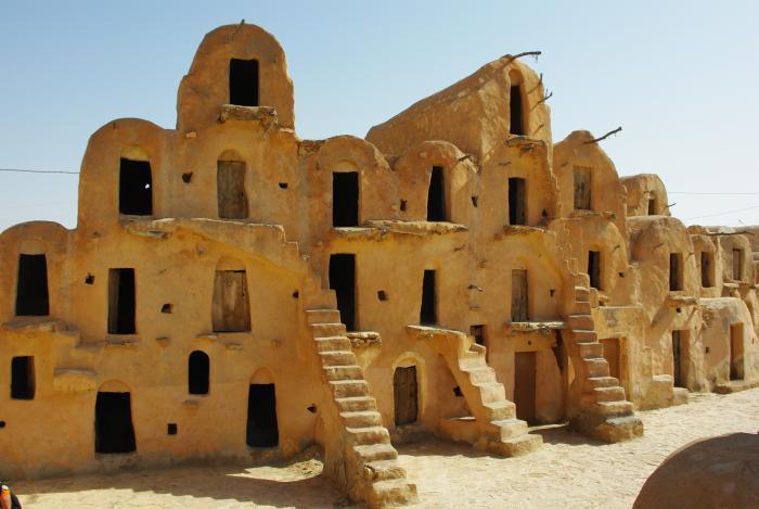 troglodyte-hus-Tunisien-traditionella-hus-grävde-i-jorden