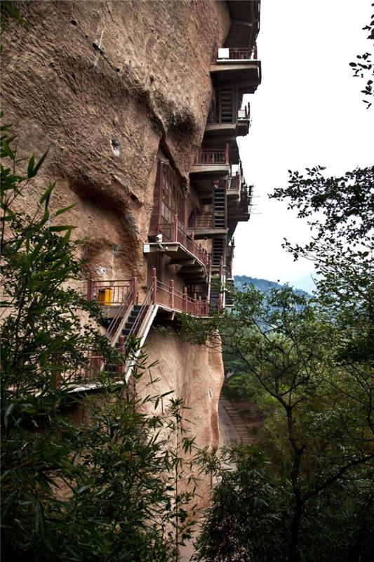 grotta-hus-vertikal-arkitektur-på-berget