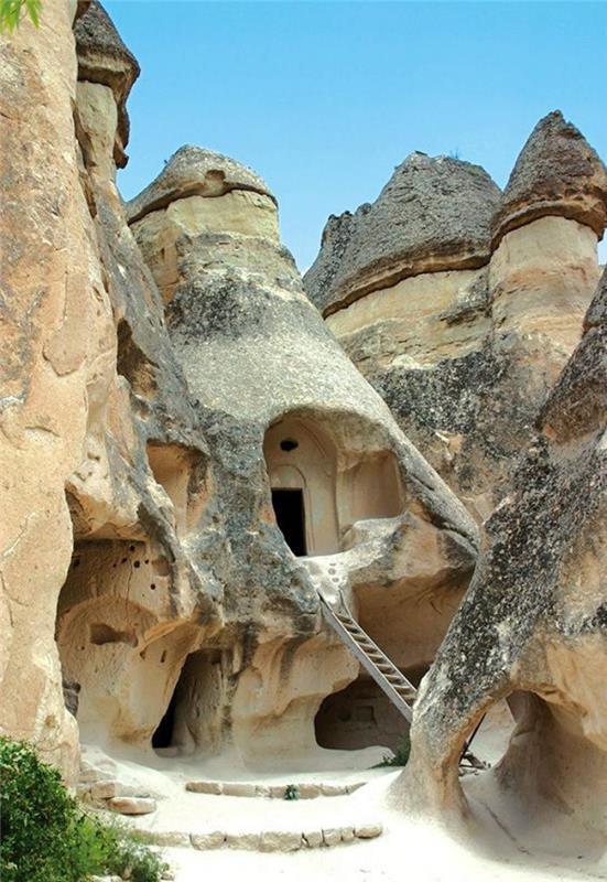 grotta-hus-i-Turkiet-mirakulös-by-Capadoccia
