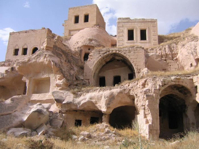 grotta-hus-livsmiljöer-grävde-i-stenen