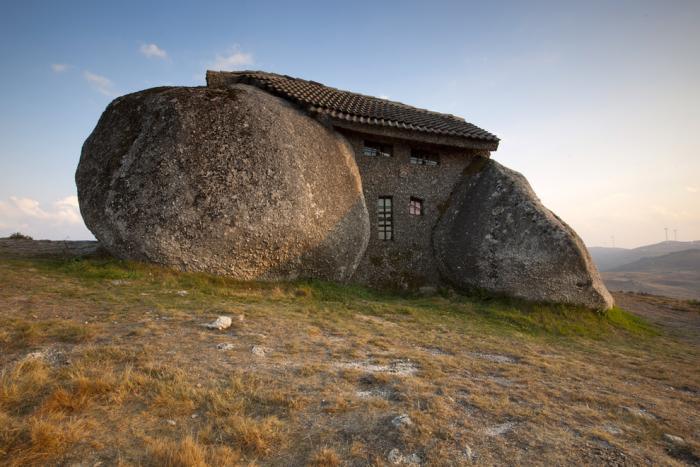 otroligt-grotta-hus-hus-i-stenarna