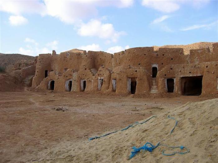 grotta-hus-hus-i-öknen-sanden