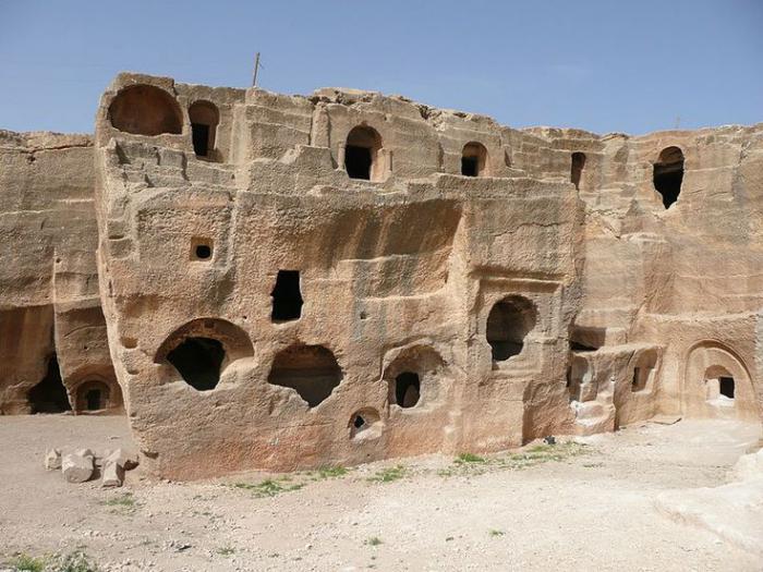 grotta-hus-grotta-by-hus-grävde-i-stenen