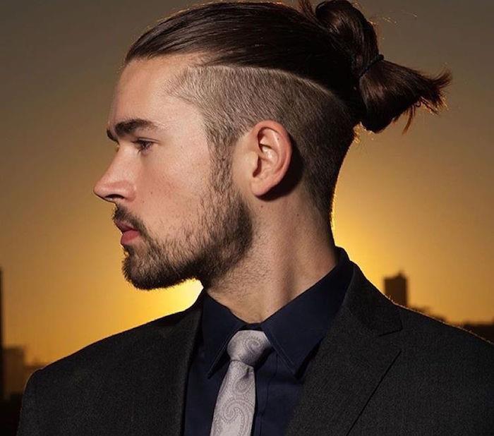 man-bulle-topp-knut-underskuren-man-med-långt-hår-och-kort-chignon-bulle