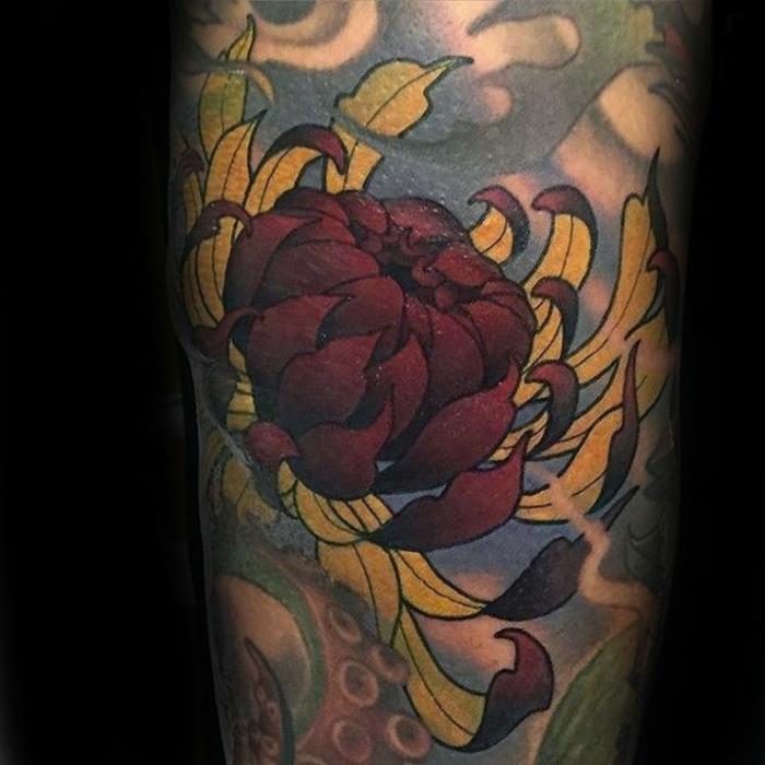 červený tetovací rukáv pivonky na čiernom pozadí, farebné tetovanie na ruke